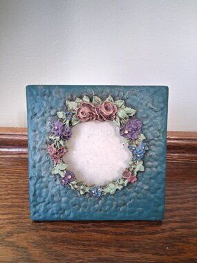 Heritage Garden: Antique Hammer-Teal 3D Floral Wreath Oval Portrait Frame 3.5